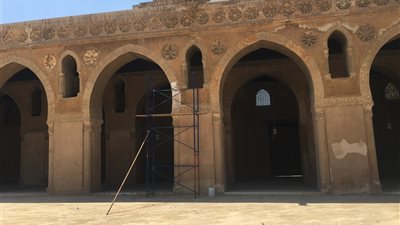 استجابة للفجر.. بعد ساعات من النشر لجنة تعاين سور أحمد بن طولون.. ومصدر: مشروع ترميم للجامع قريبًا 