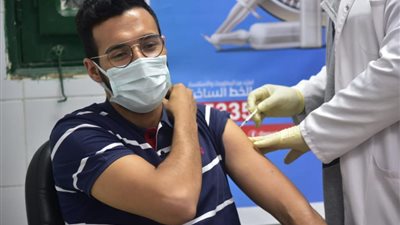 الشروط والفئات المستهدفة.. كيف تحصل على لقاح كورونا في المنزل؟