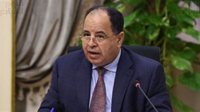 وزير المالية يستعرض الجهود المبذولة للسيطرة على المنافذ الجمركية