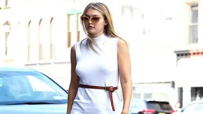 على غرار جيجى حديد.. تعلمي ارتداء الفستان الأبيض بطريقة عصرية وأنيقة في صيف 2021 (صور)