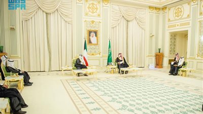 ولي العهد يتسلم رسالة خطية لخادم الحرمين الشريفين من أميرالكويت