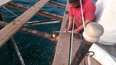 هيئة حماية الشواطئ تنفذ قرار إزالة بإحدى القرى بجنوب مرسى علم (صور)