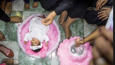 أخصائي يحذر من هز الطفل في السبوع: قد يُصاب بالشلل