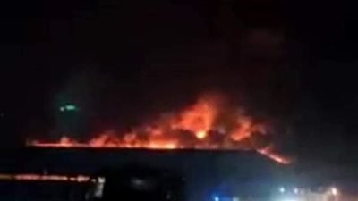 محاولات للسيطرة على حريق انلدع في محطة لفرز وتعبئة الحاصلات الزراعية بالبحيرة (صور)