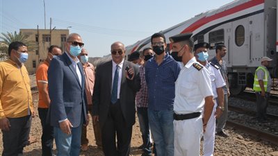 بالصور.. محافظ القليوبية يتابع انتظام حركة القطارات بمحطة بنها 