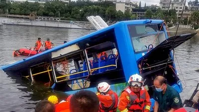 عشرات القتلى جراء سقوط حافلة في واد جبلي في بيرو