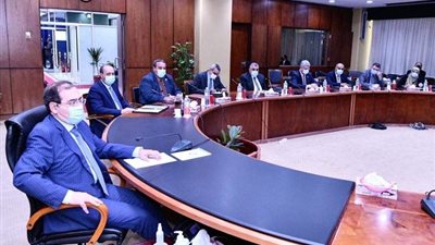 وزير البترول يستعرض مع 