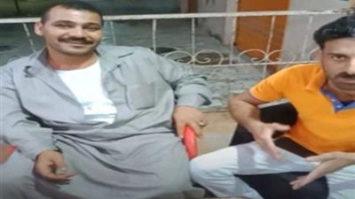 بائع الطماطم يعلق على إلقاءه المحصول في مصرف ويكشف حقيقة إنتماءه للإخوان(فيديو)