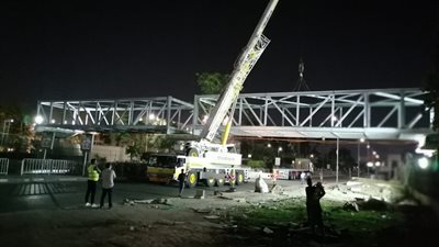 تركيب الكوبري المعدني الجديد الرابط بين ضفتي الحرم الجامعي بعين شمس (صور)