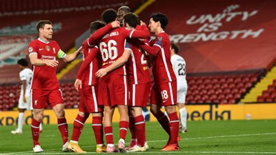 نجم ليفربول يُعلق على تجديد تعاقده مع الريدز