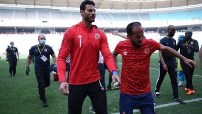 عاجل- لاعبو الأهلي يغادرون الملعب بسبب تعرضهم للاختناق