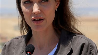 أنجلينا جولي تزور مخيم للاجئين في بوركينا فاسو