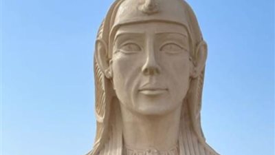 تمثال لكليوباترا في مطروح يثير الجدل.. ومؤرخ يتساءل: مين دي؟ 