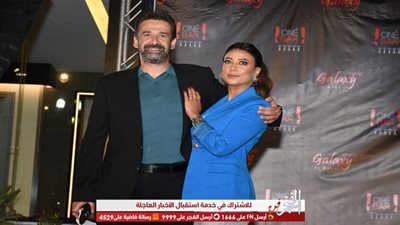 ظهور نادر.. زوجة كريم عبدالعزيز ترافقه في 