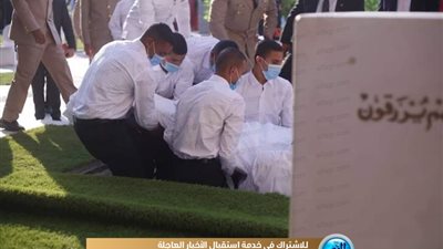 بمقر اغتيال زوجها.. لحظة دفن جيهان السادات (صور)
