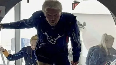 ملياردير بريطاني يصعد في أول رحلة سياحية إلي الفضاء