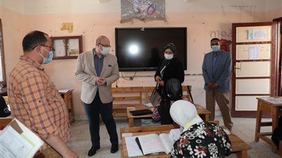 محافظ بني سويف يراجع الالتزام بإجراءات «كورونا» بلجان الثانوية العامة