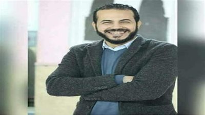 شاهد| مدرس ينزل ببالون من السماء.. والدروس في قاعات أفراح.. ومفاجأة مدوية