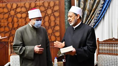 وزير الأوقاف يهنئ شيخ الأزهر بعيد الأضحى