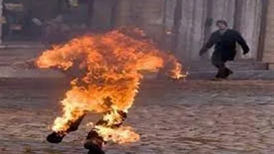 تصادف مرورهما في الشارع.. شاب يشعل النار في آخر بسبب خلافات سابقة