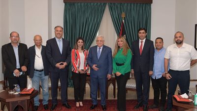 الرئيس أبو مازن يستقبل فريق عمل برنامج 'بيت للكل' ويشيد بالأداء