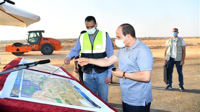 بالصور.. السيسي يتفقد مشروعات تطوير شبكة محاور وطرق الساحل الشمالي