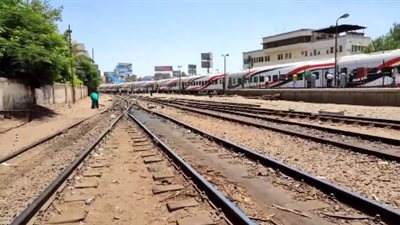 شاهد.. خروج عربتي قطار عن القضبان بمحطة رمسيس