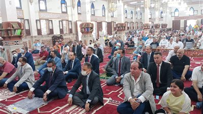محافظ البحيرة يؤدي صلاة عيد الأضحى بمسجد عمر بن الخطاب في دمنهور (فيديو وصور)
