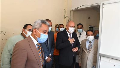 محافظ قنا يزور مستشفى نجع حمادي ويهنئ المرضى بعيد الأضحى