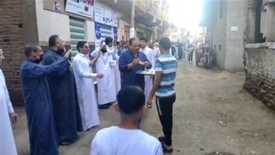 شاهد.. مئات المواطنين يقفون في 