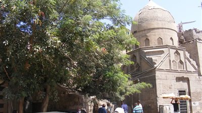 بناء أثري مجهول في أول طريق القلعة غير مسجل ويستحق الترميم (صورة)