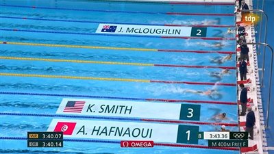 أول ذهبية للعرب.. التونسي أحمد حفناوي يفوز بسباق 400 متر سباحة حرة