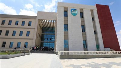 وزير التعليم العالي يستعرض تقريرًا عن جامعة العلمين الدولية 