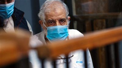  وصول محمود عزت وسط حراسة أمنية مشددة لمقر محاكمته في طرة