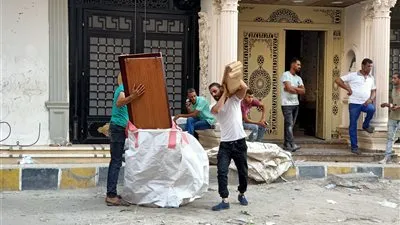 السكان يرحلون عن عقار الإسكندرية المائل تمهيدًا لهدمه (فيديو)