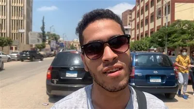 طلاب يعبرون عن فرحتهم بإمتحان اللغة الأنجليزية بالدقهلية