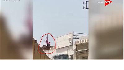 لحظة إلقاء إخواني تونسي لمواطن من فوق مقر النهضة (فيديو)