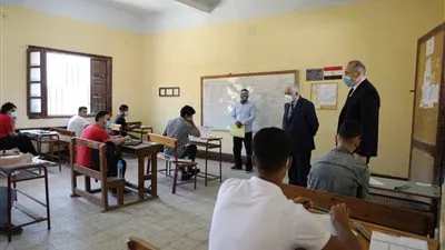 طلاب الثانوية العامة يؤدون امتحان علم النفس والاجتماع 
