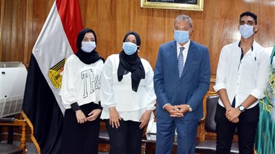 محافظ القليوبية يهنىء أوائل الدبلومات الفنية على تفوقهم 