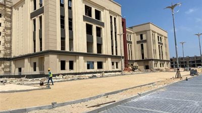 وزير التعليم العالي يستعرض تقريرًا عن جامعة المنصورة الأهلية