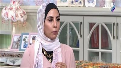 مصممة أزياء تنصح بالملابس الواسعة لهذا السبب (فيديو)