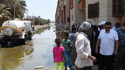محافظ أسوان يكلف لجنة فنية لدراسة أسباب ظاهرة تراكم المياه والبرك