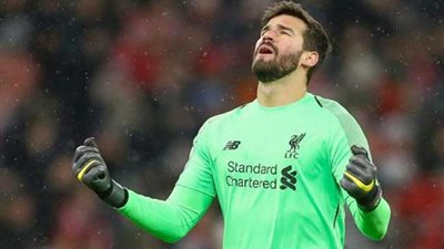 أول تعليق من بيكر بعد تجديد عقده مع ليفربول