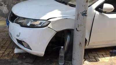 سيدة تقتحم وتهشم واجهة سوبر ماركت بسيارتها وتدهس أحد المارة بدمنهور (صور)