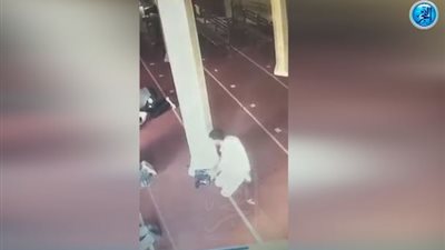  شاب يسرق الهواتف أثناء الصلاة في مسجد بمدينة طنطا (فيديو)