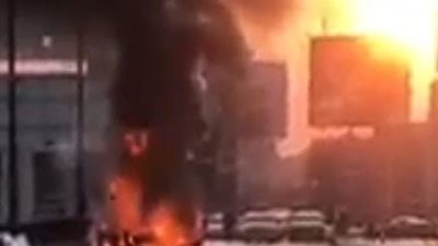 بسبب ماس كهربائي.. احتراق سيارة ملاكي على كوبري ٦ أكتوبر (صور)