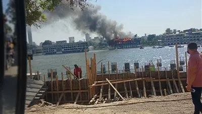 شاهد.. لحظة اندلاع حريق بإحدى البواخر النيلية بالزمالك