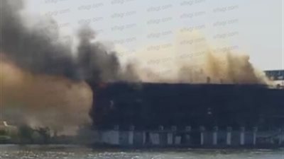 محافظ القاهرة يتفقد الباخرة السياحية المحترقة بالزمالك 