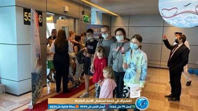 شاهد.. استقبال السياح الروس في مطار شرم الشيخ بالغناء والورود