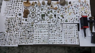 الشرطة الفلسطينية تضبط مئات القطع الأثرية في أحد المنازل